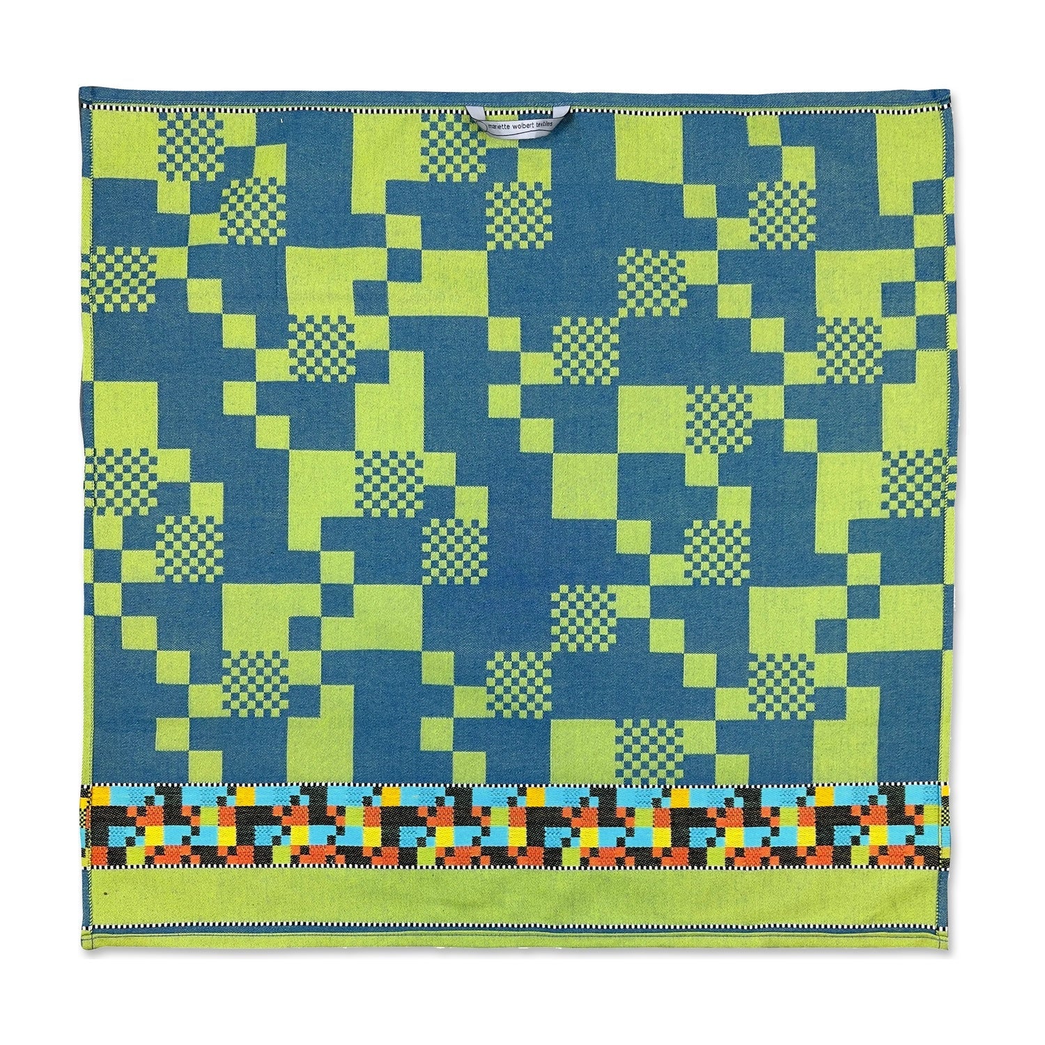 Mariëtte Wolbert Theedoek Soft Square Petrol, volledig uitgevouwen met groen-blauw geblokt dessin
