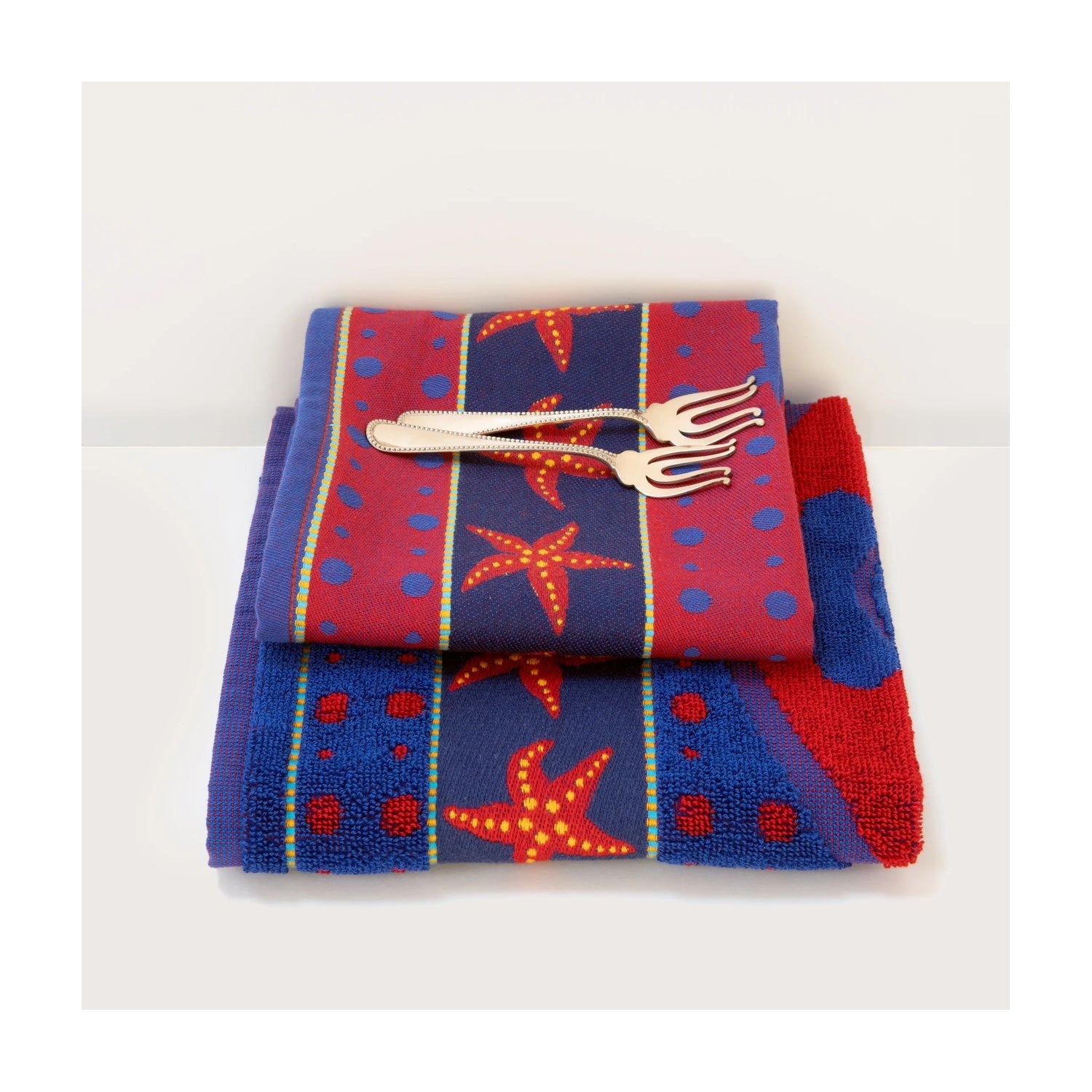 Mariëtte Wolbert Keukendoek Lazy Lobster Blauw, gevouwen met twee sierlijke vorken erop
