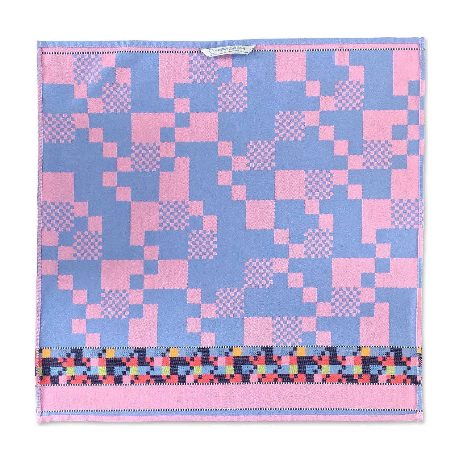 Mariëtte Wolbert Theedoek Soft Square Roze, volledig uitgevouwen met roze-blauw geblokt dessin
