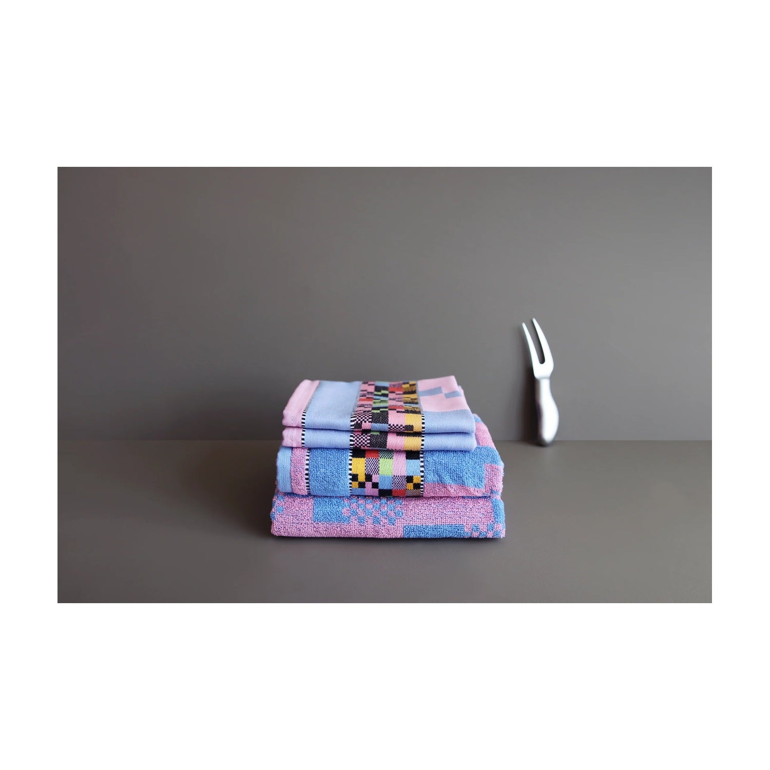 Mariëtte Wolbert Theedoek Soft Square Roze, gevouwen met een sierlijke vork ernaast