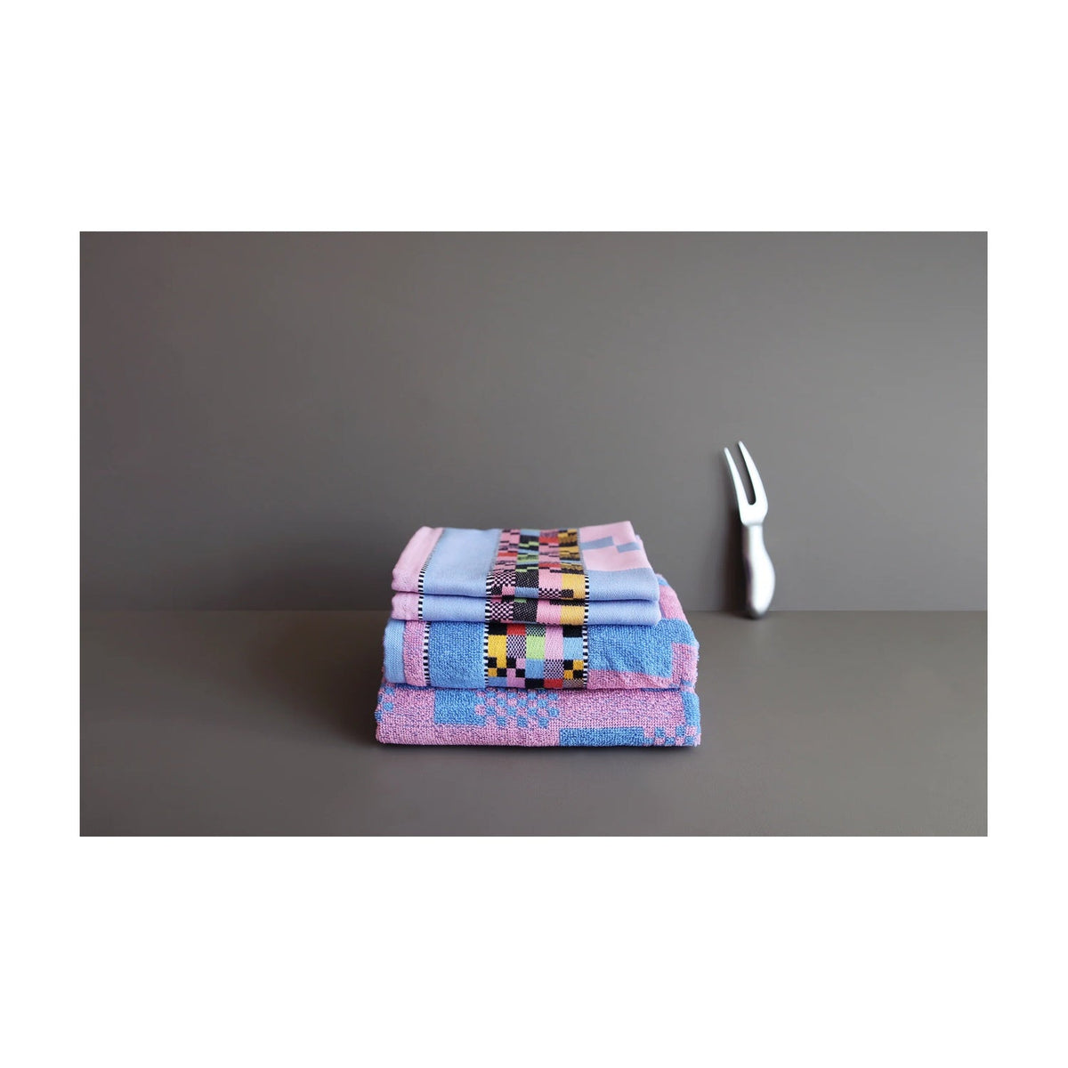 Mariëtte Wolbert Keukendoek Soft Square Roze, gevouwen met een sierlijke vork ernaast