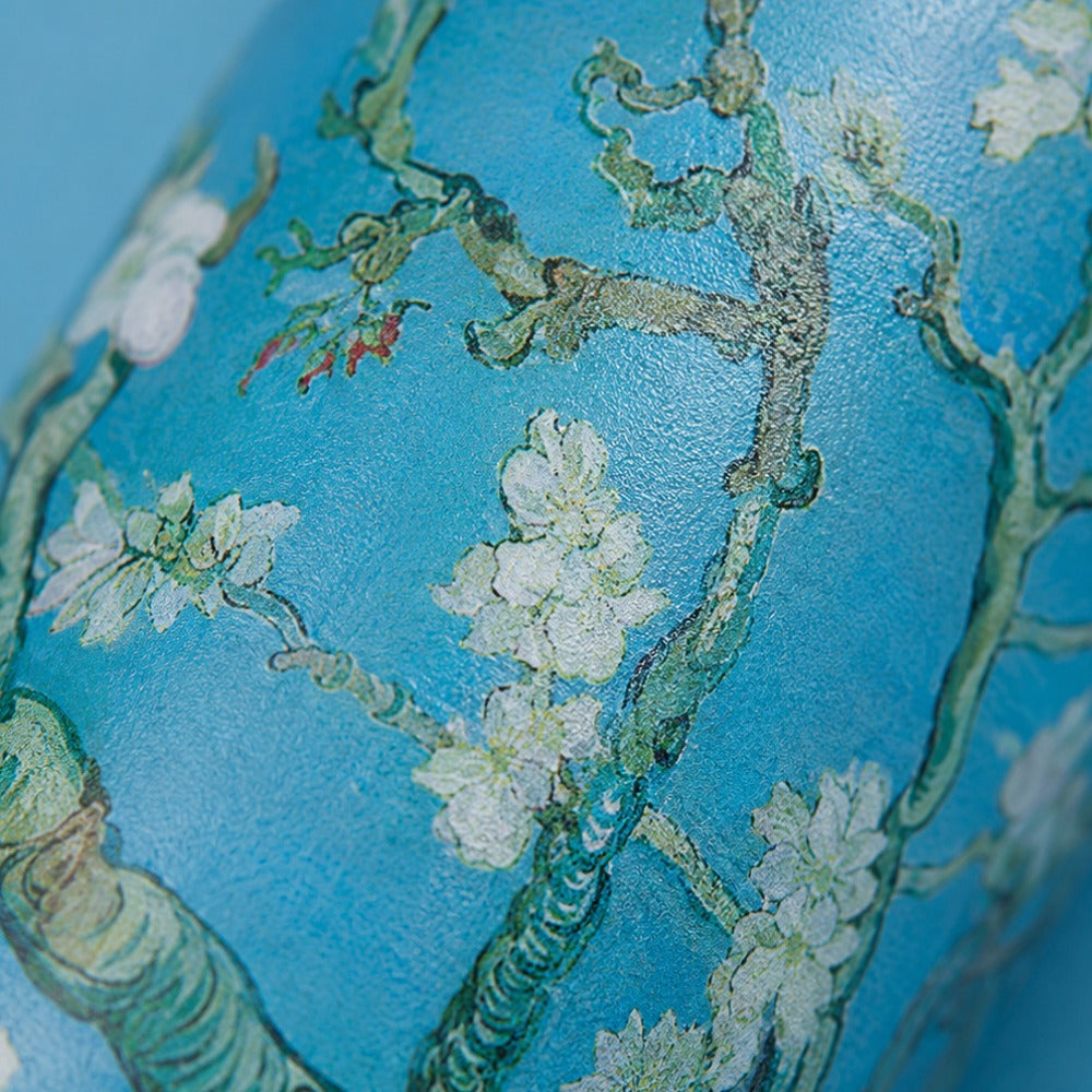 Close-up van het Amandelbloesem-motief van Van Gogh op de IZY Thermosbeker