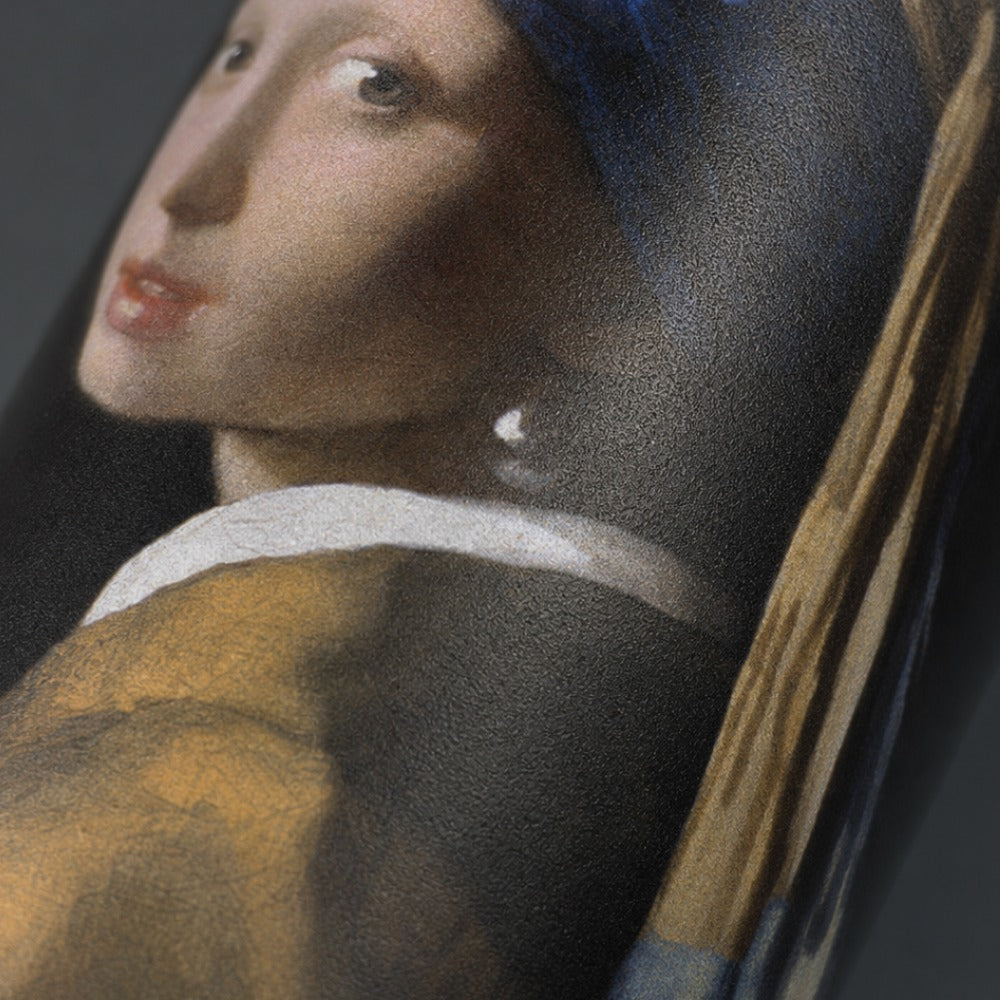 Close-up van het motief Meisje met de Parel van Vermeer op de IZY Thermosbeker