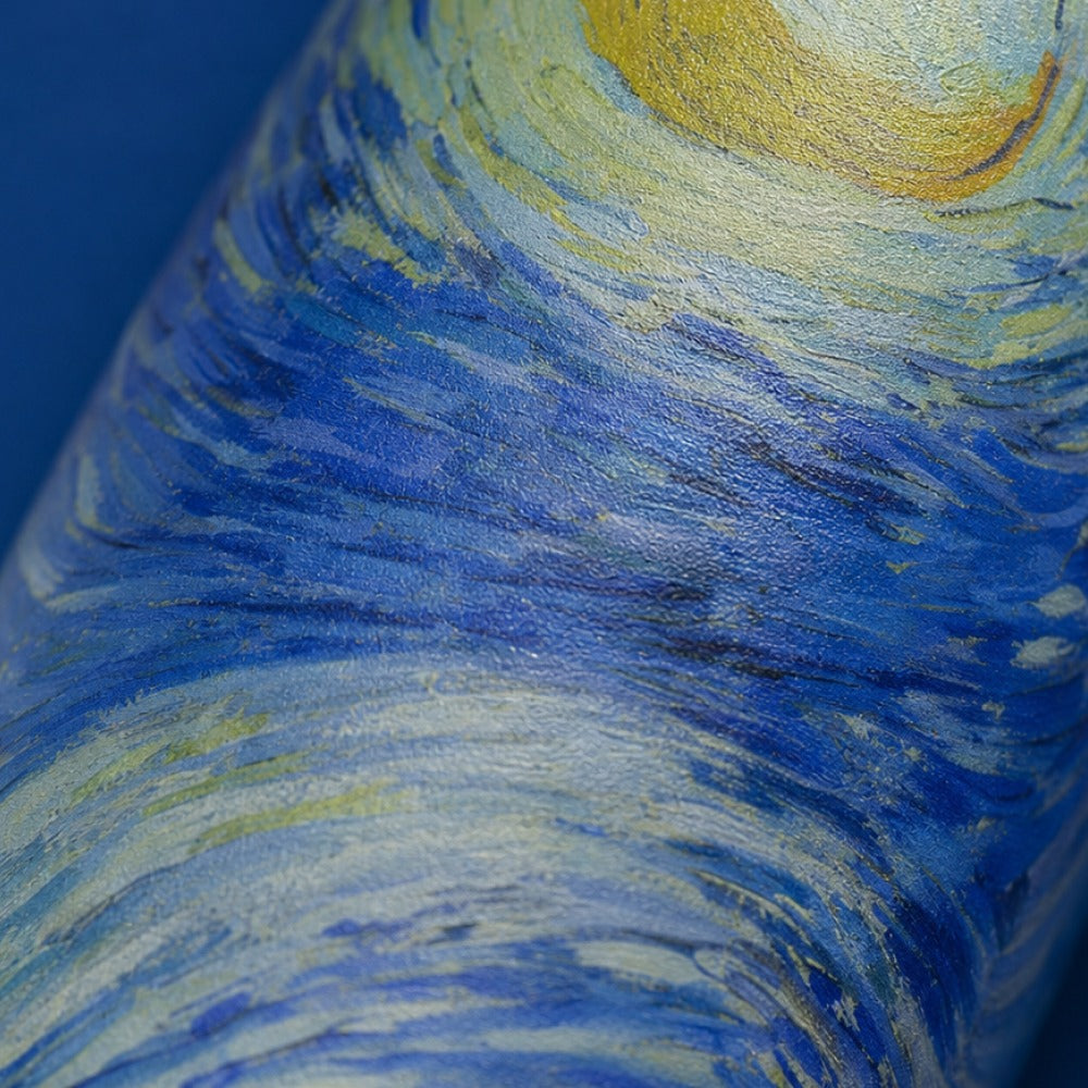 Close-up van het Starry Night-swirlpatroon op de IZY Thermosbeker