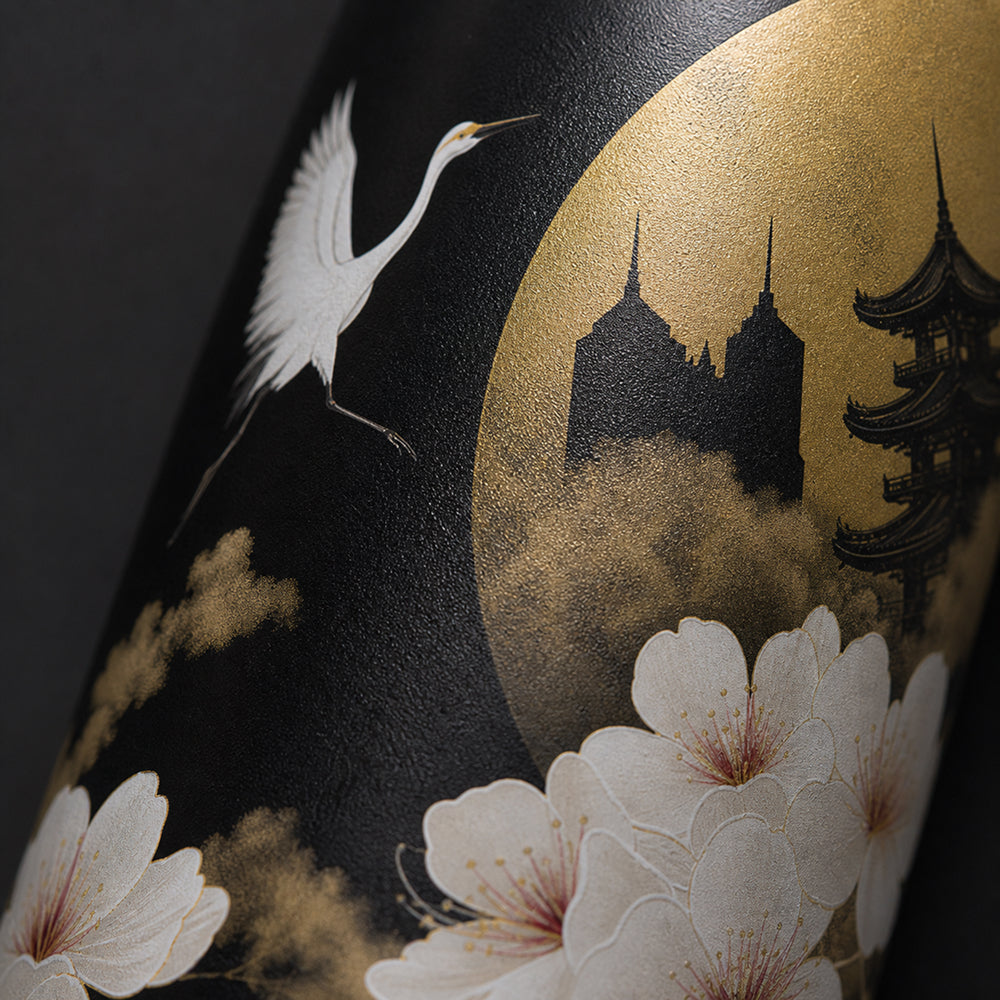 Close-up van de witte kraanvogel en gouden pagode op de zwarte IZY Thermosfles Golden Blossom