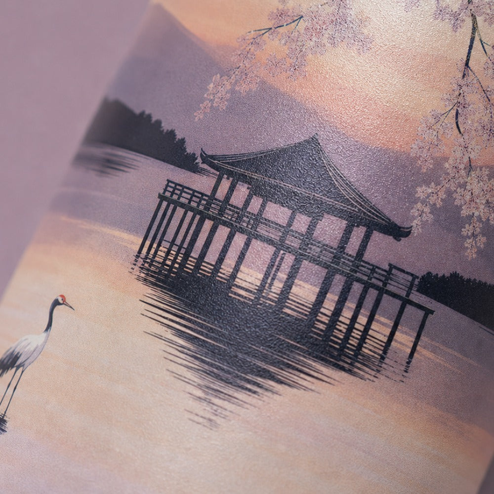 Close-up van de pagode en steiger in het zonsondergangsmeer-print op de IZY Thermosbeker
