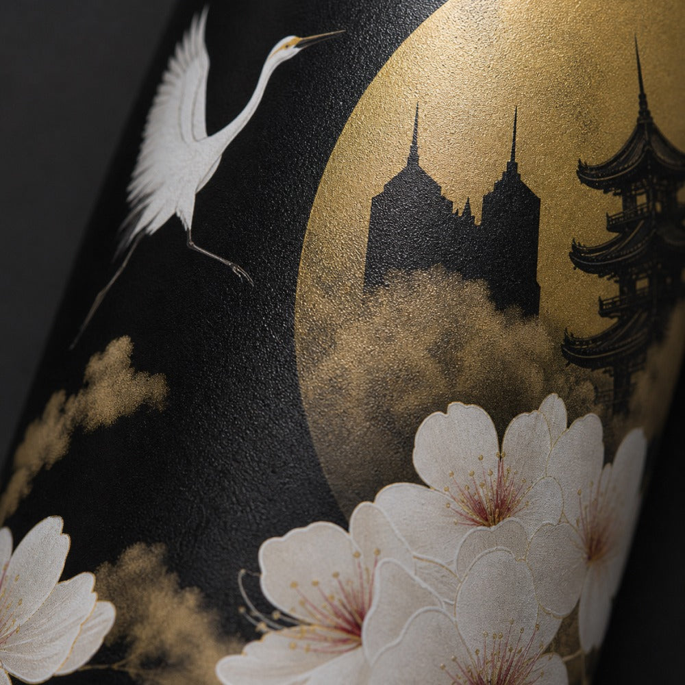 Close-up van de kraanvogel en gouden maan/pagode print op de IZY Thermosbeker Golden Blossom