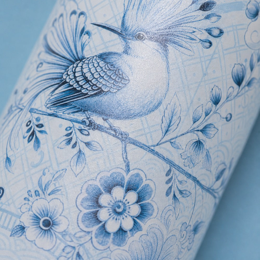 Close-up van het blauw-witte vogel- en bloemenmotief op de IZY Thermosbeker Soft Azure