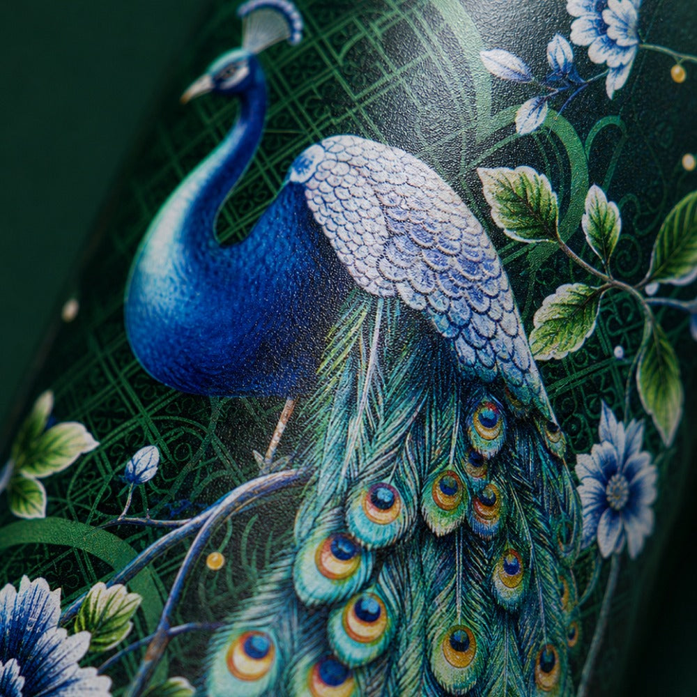 Close-up van het blauwgroene pauwmotief op de IZY Thermosbeker Majestic Green