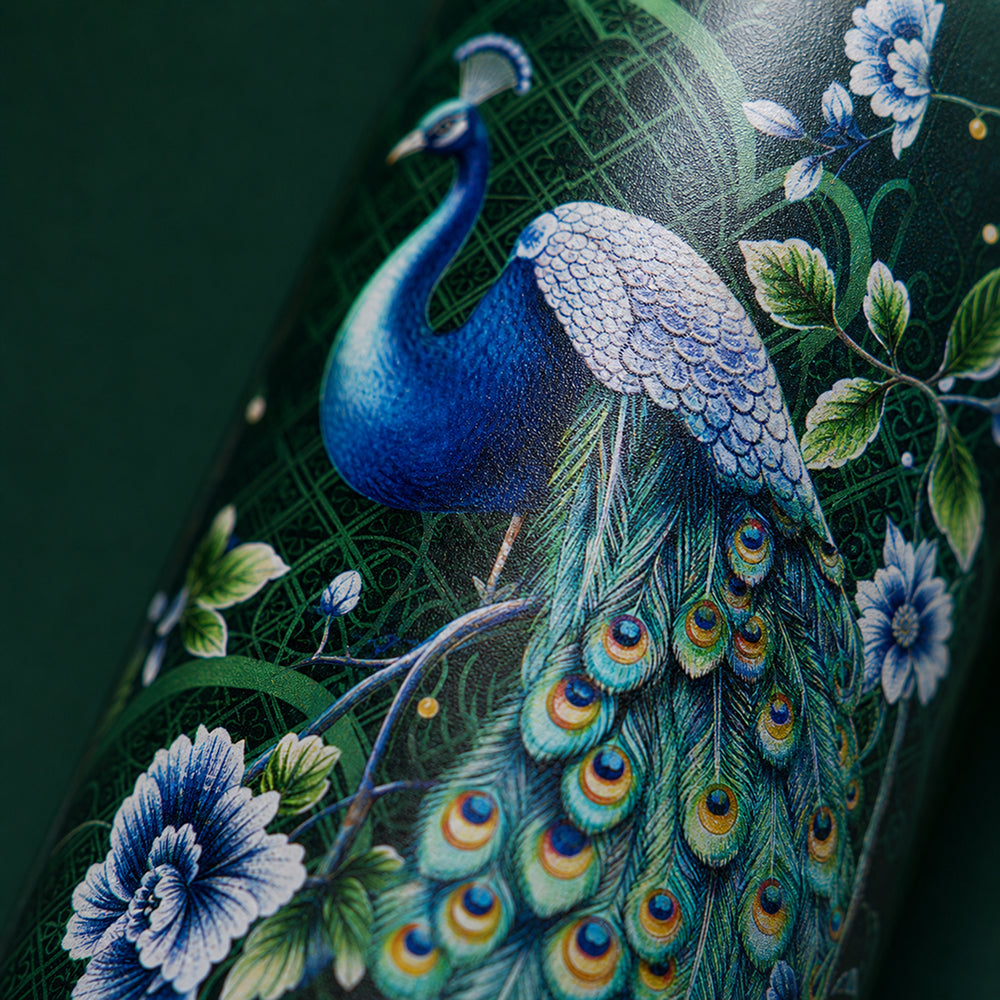 Close-up van het pauwmotief met bloemen op de donkergroene IZY Thermosfles Majestic Green