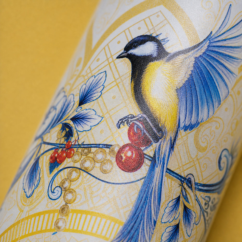 Close-up van de gele vogel met kersen en bloesem op de IZY Thermosfles Saffron Gold