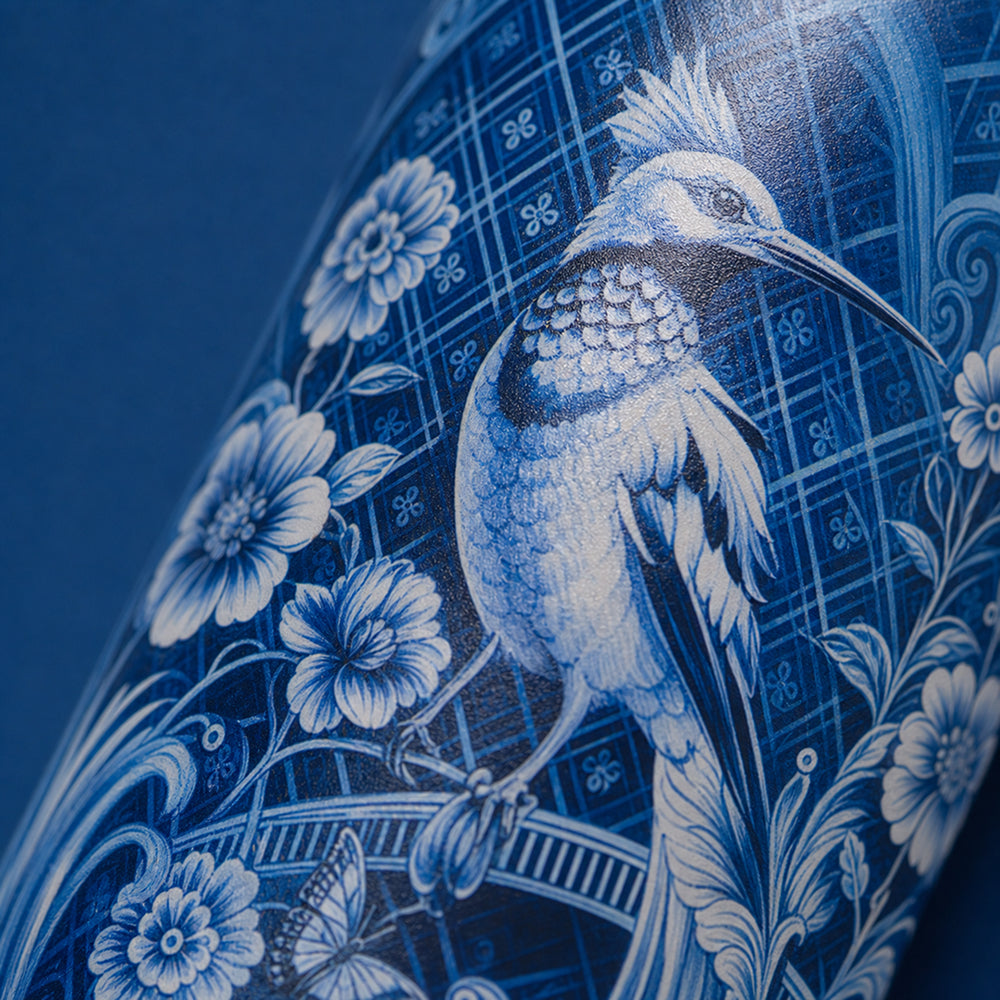 Close-up van de blauwe vogel met bloemenmotief op de IZY Thermosfles Royal Blue
