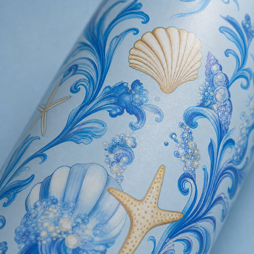Close-up van het blauwe schelpen- en koraalmotief op de IZY Thermosfles Blu Marina
