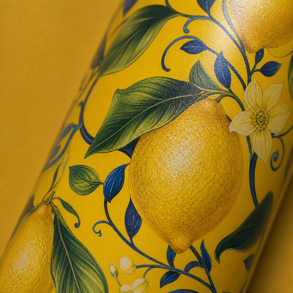 Close-up van het citroen- en bloesemmotief op de gele IZY Thermosfles Giallo Limone