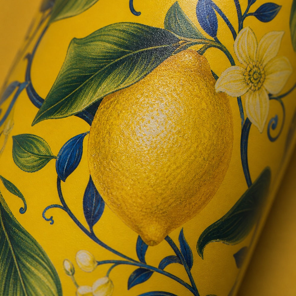 Close-up van het citroen- en bloesemmotief op de IZY Thermosbeker Giallo Limone