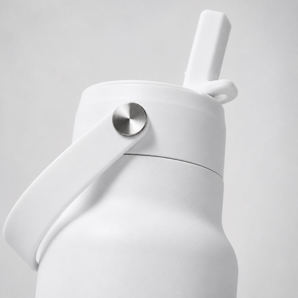 Close-up van de witte dop met rietje van de IZY Travel Bottle