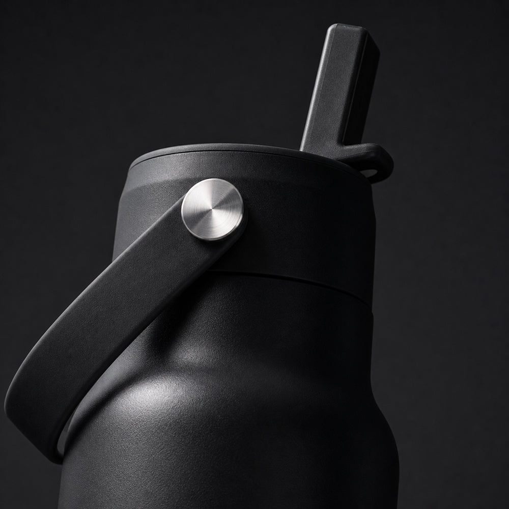 Close-up van de zwarte dop met rietje van de IZY Travel Bottle