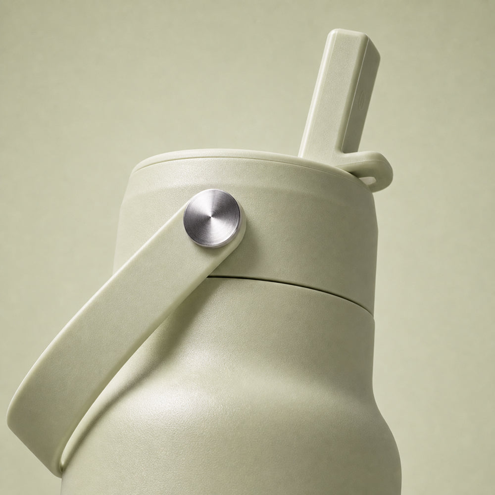 Close-up van de pistachegroene dop met rietje van de IZY Travel Bottle
