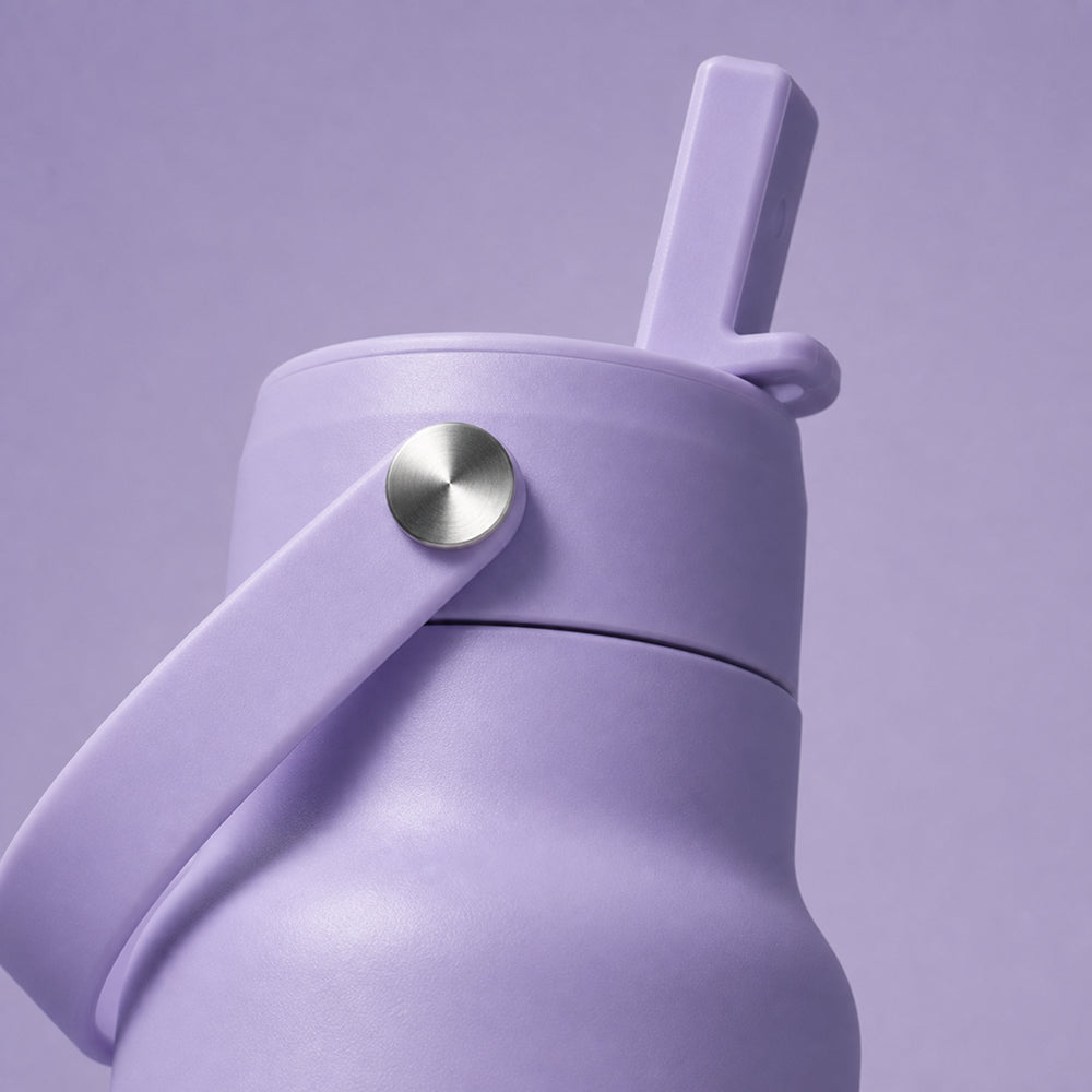 Close-up van de lila dop met rietje van de IZY Travel Bottle