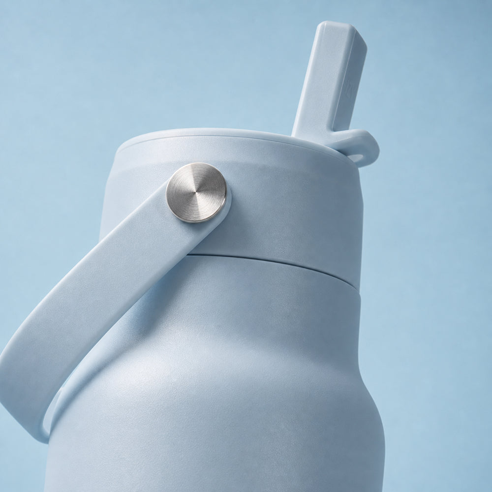 Close-up van de lichtblauwe dop met rietje van de IZY Travel Bottle