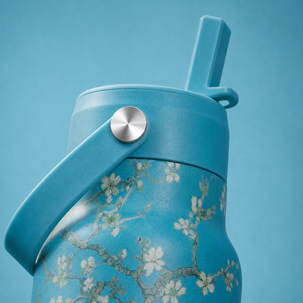 Close-up van het blauwe amandelbloesemmotief op de IZY Travel Bottle