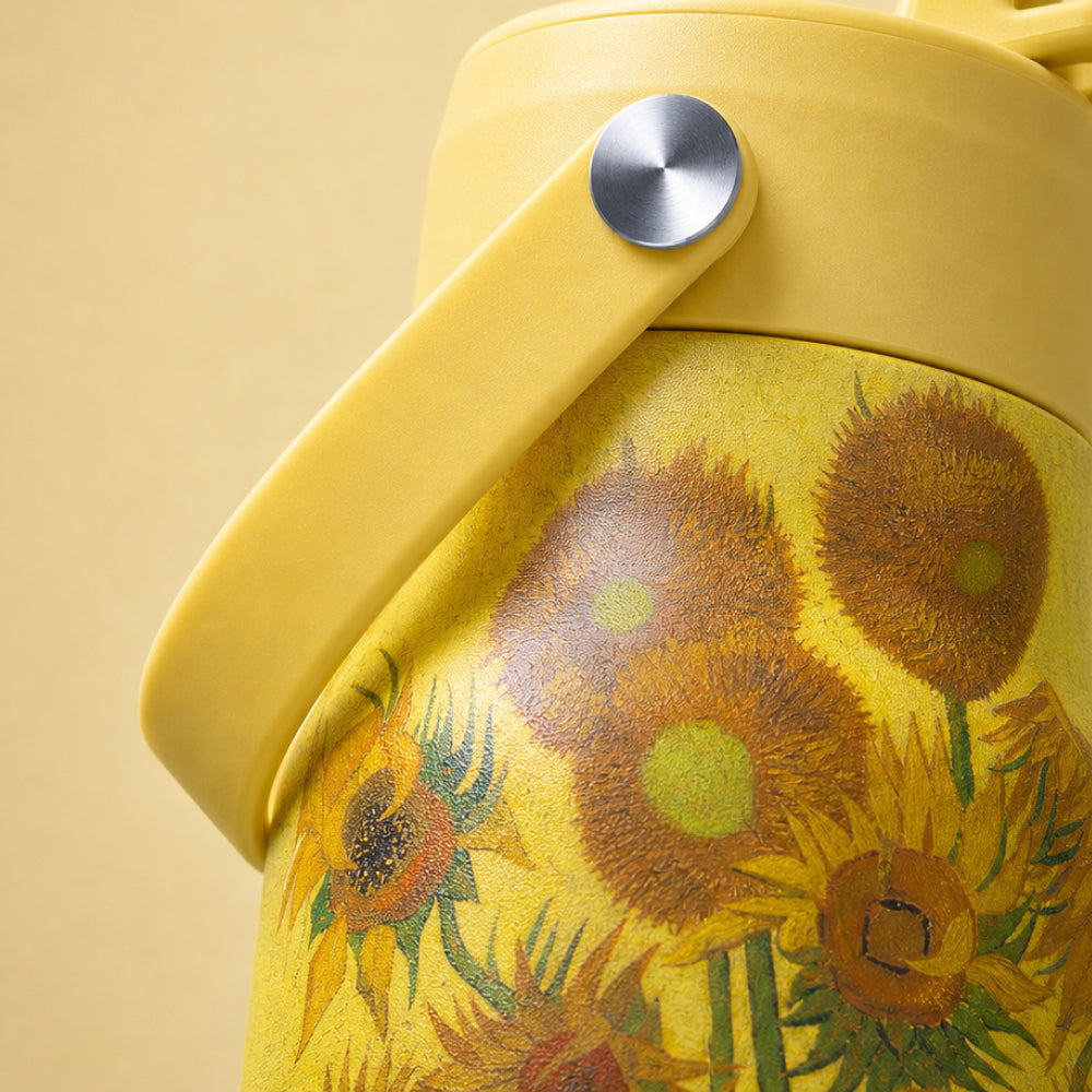 Close-up van het zonnebloemenmotief op de IZY Travel Bottle