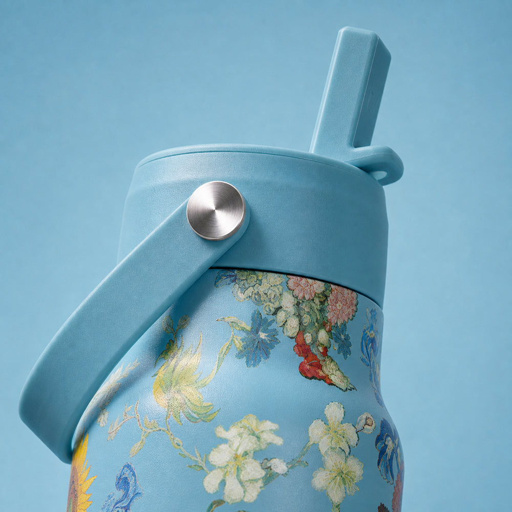 Close-up van het bloemenmotief op de IZY Travel Bottle Vincent's Flowers