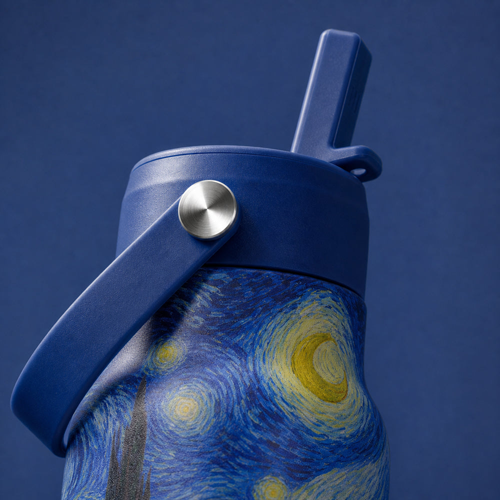 Close-up van het wervelende Starry Night-motief op de IZY Travel Bottle