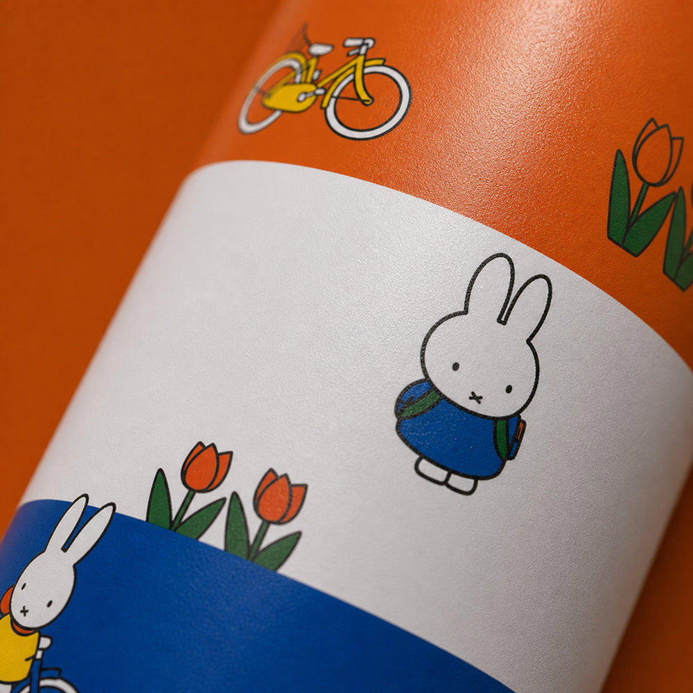 Close-up van het Nijntje-motief met fiets en tulpen op de IZY Thermosfles