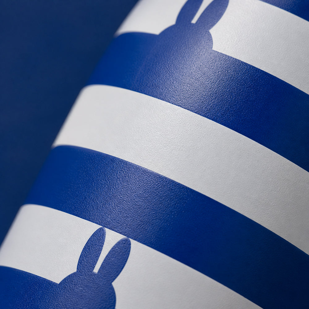 Close-up van het blauw-witte gestreepte patroon met Nijntje-silhouet op de IZY Thermosfles Blue/White