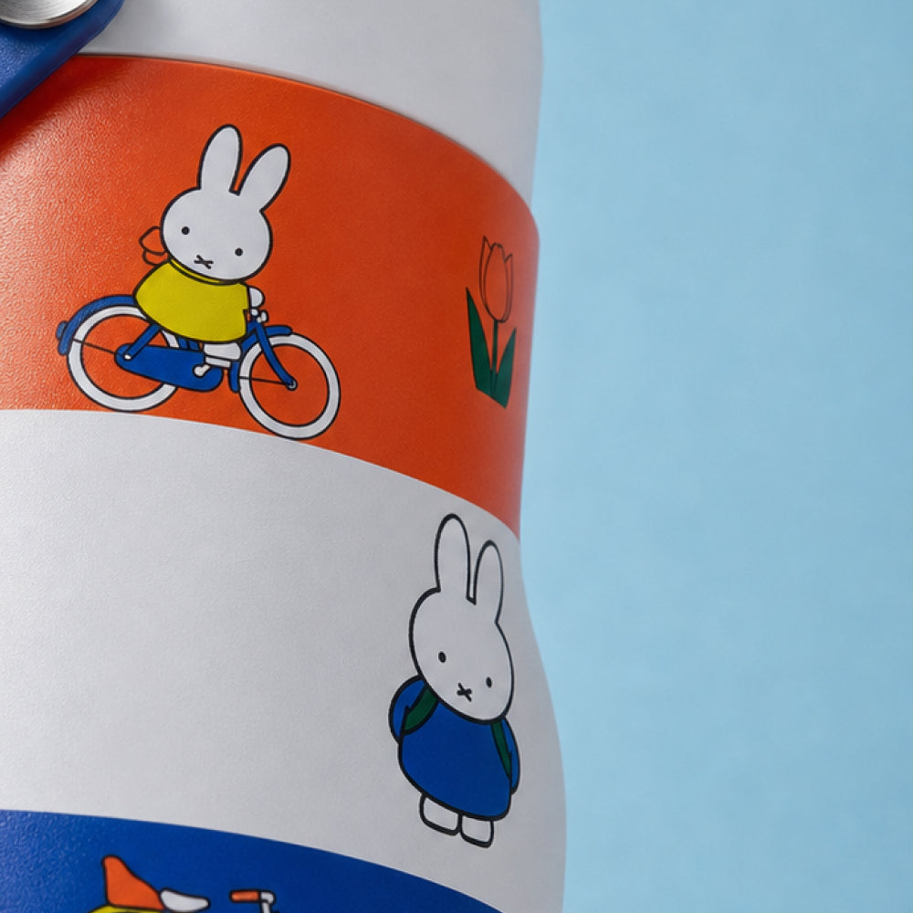 Close-up van het Nijntje-motief met fiets en tulpen op de IZY Travel Bottle
