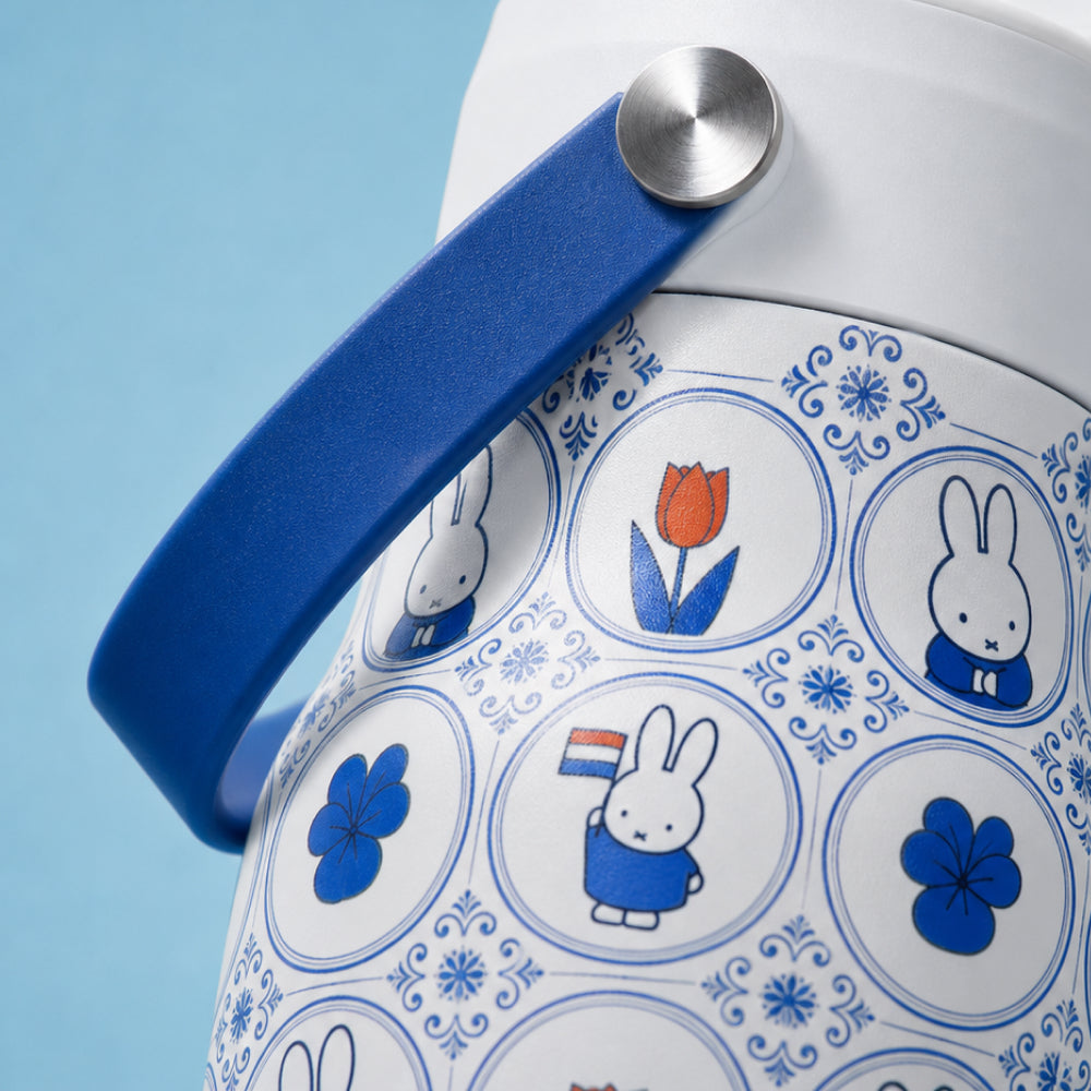 Close-up van het wit-blauwe Nijntje-tegelmotief op de IZY Travel Bottle