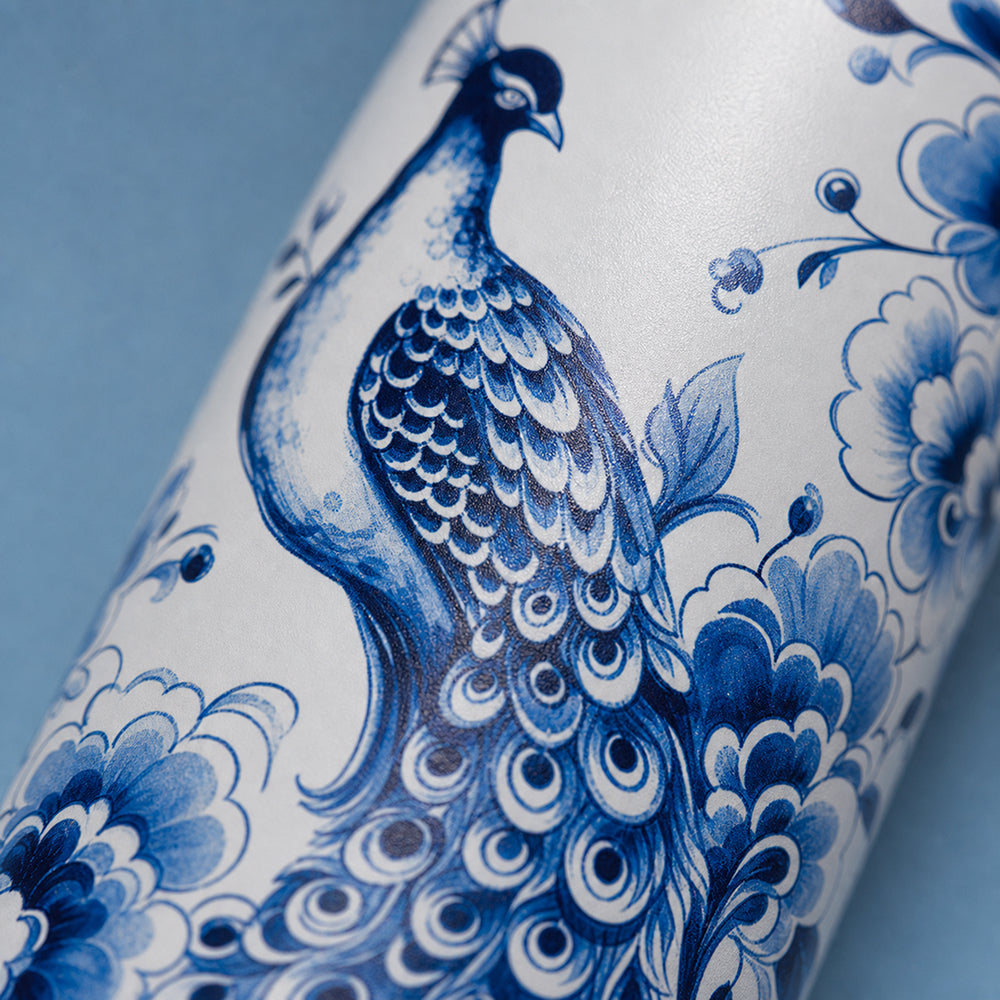 Close-up van het wit-blauwe pauwmotief op de IZY Thermosfles