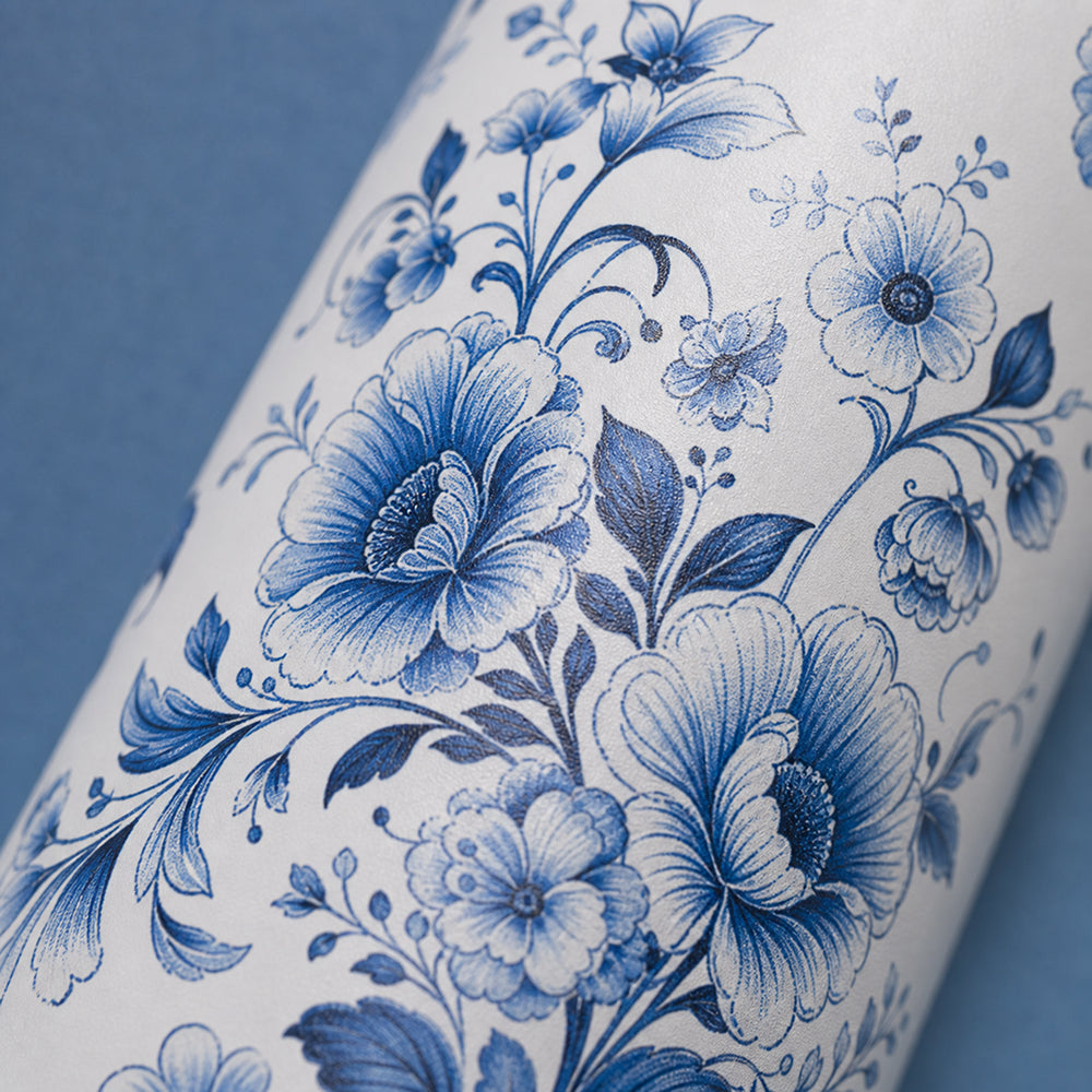 Close-up van het wit-blauwe bloemenmotief op de IZY Thermosfles
