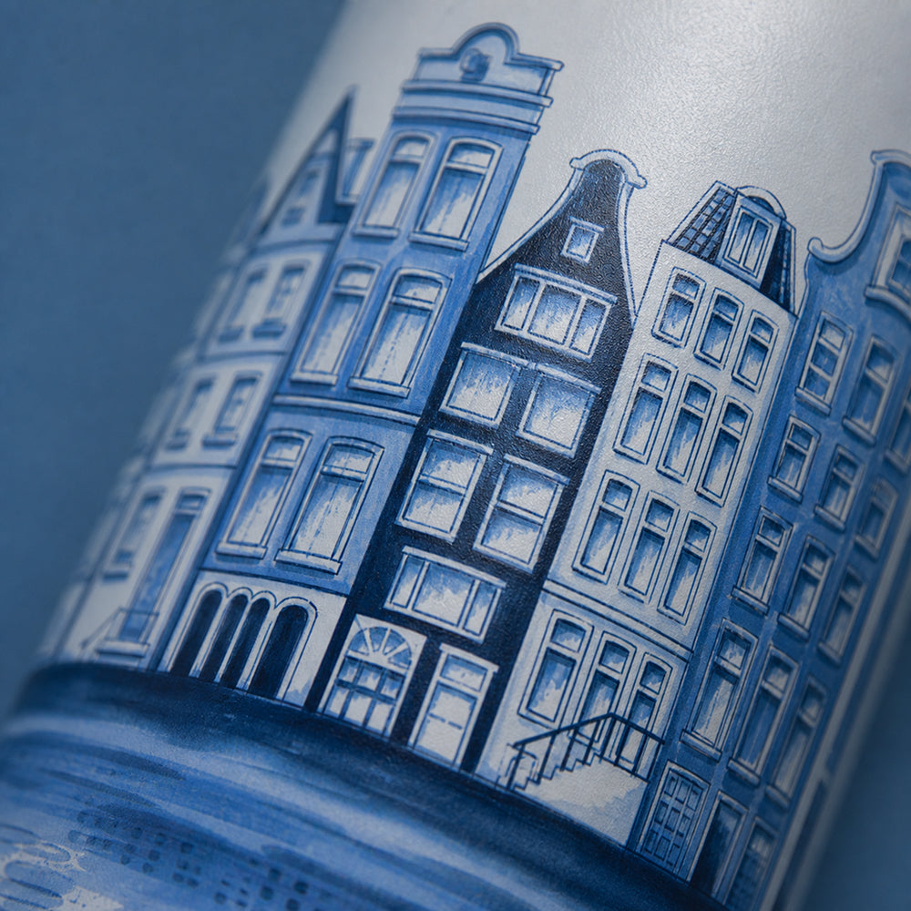 Close-up van het wit-blauwe grachtenpandenmotief op de IZY Thermosfles