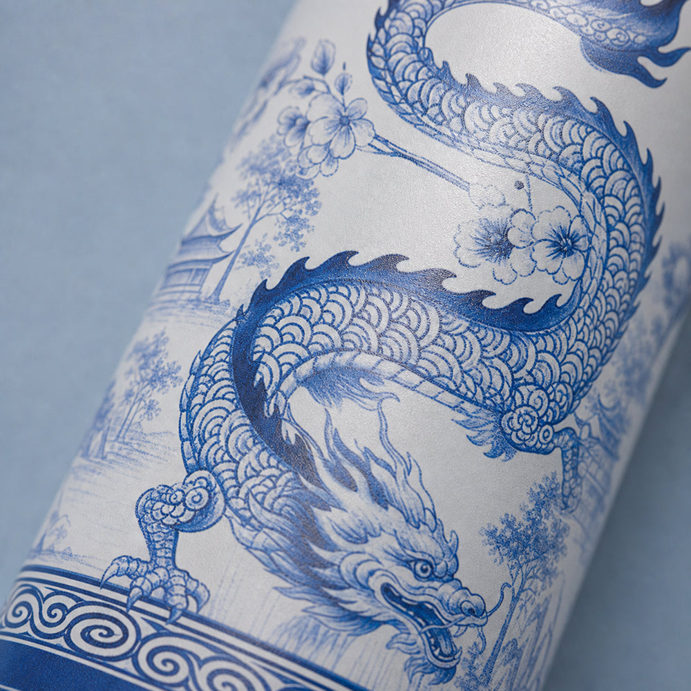 Close-up van het wit-blauwe drakenmotief op de IZY Thermosfles