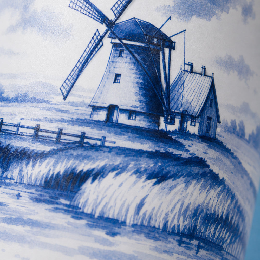 Close-up van het wit-blauwe molenlandschap op de IZY Travel Bottle
