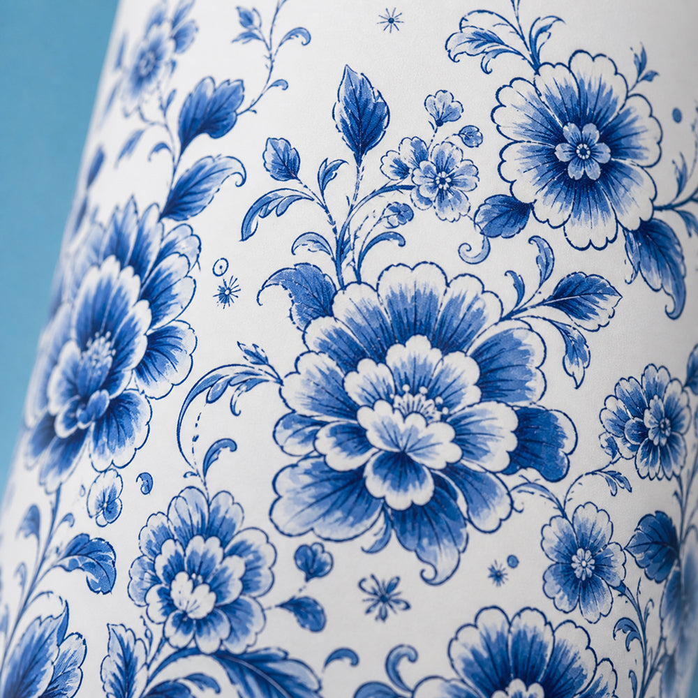 Close-up van het wit-blauwe bloemenmotief op de IZY Travel Bottle