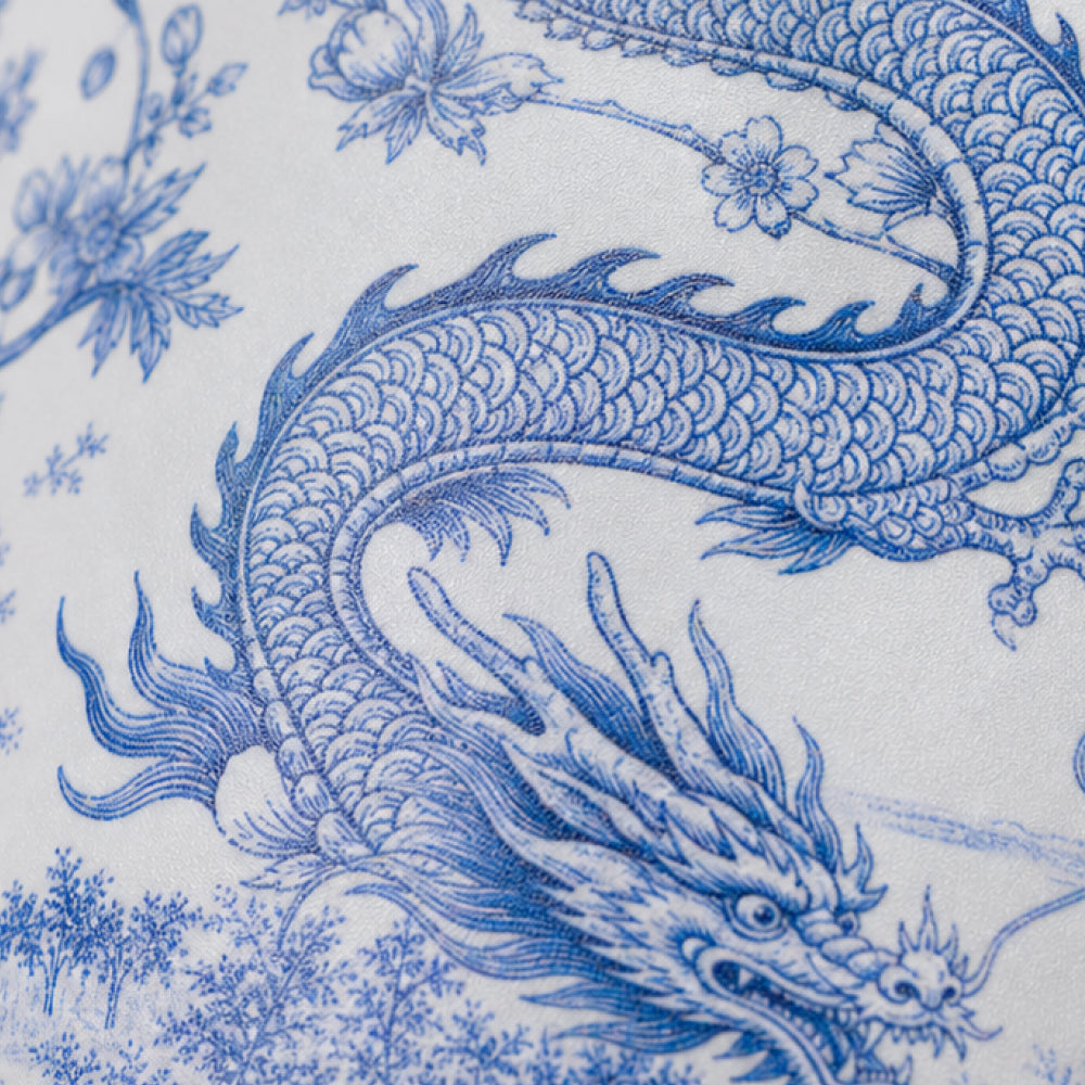 Close-up van het wit-blauwe drakenmotief op de IZY Travel Bottle