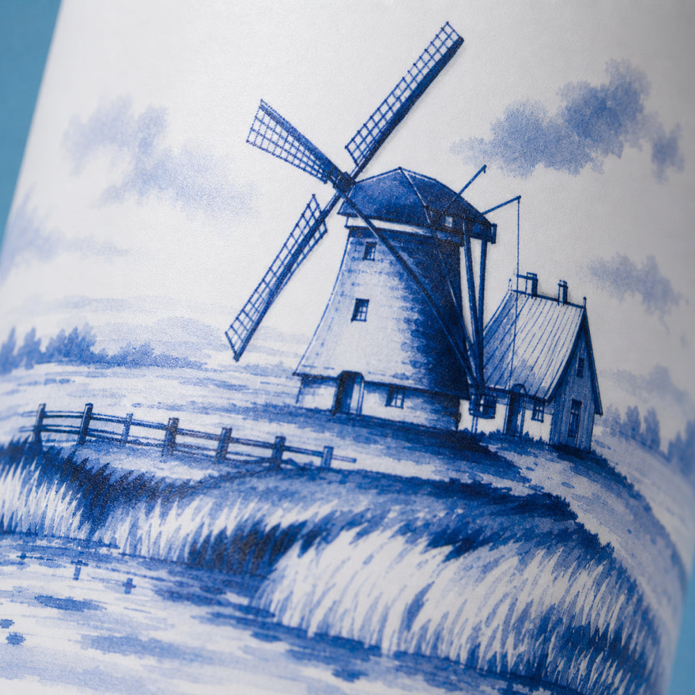 Close-up van het wit-blauwe molenlandschap op de IZY Thermosbeker