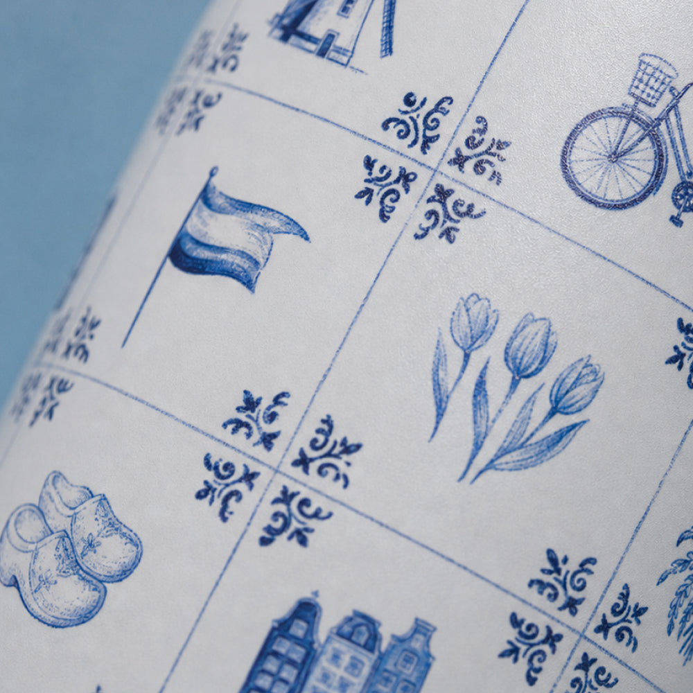 Close-up van het wit-blauwe tegelmotief op de IZY Thermosbeker