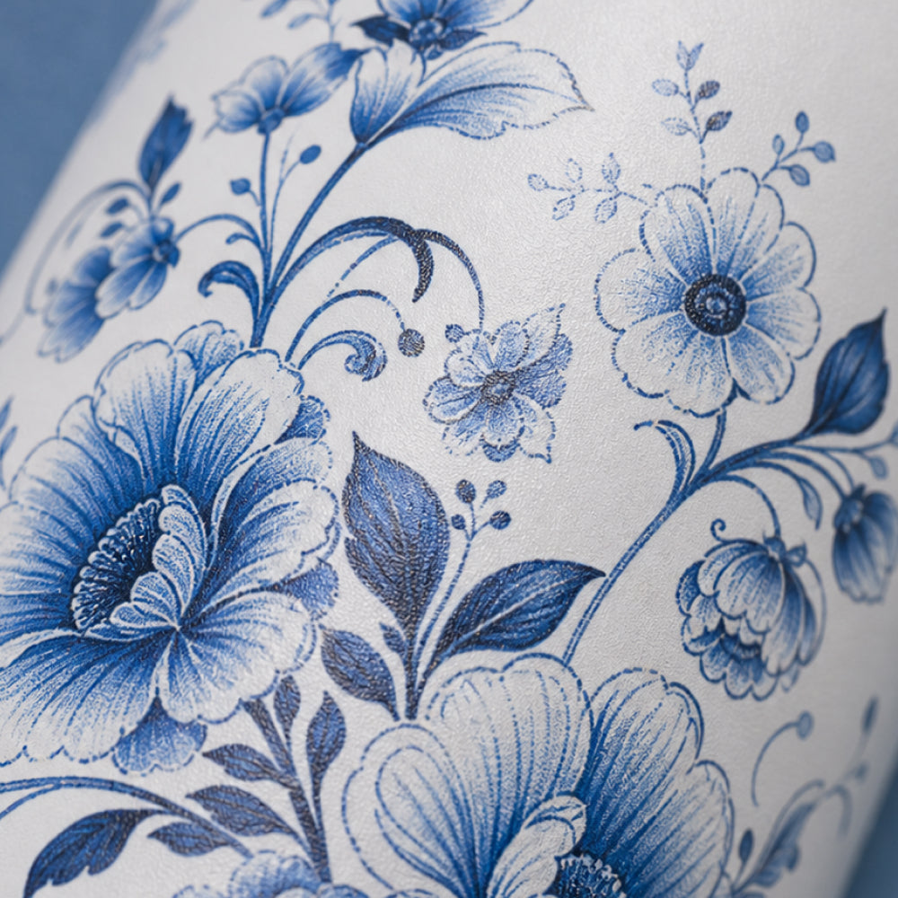 Close-up van het wit-blauwe bloemenmotief op de IZY Thermosbeker
