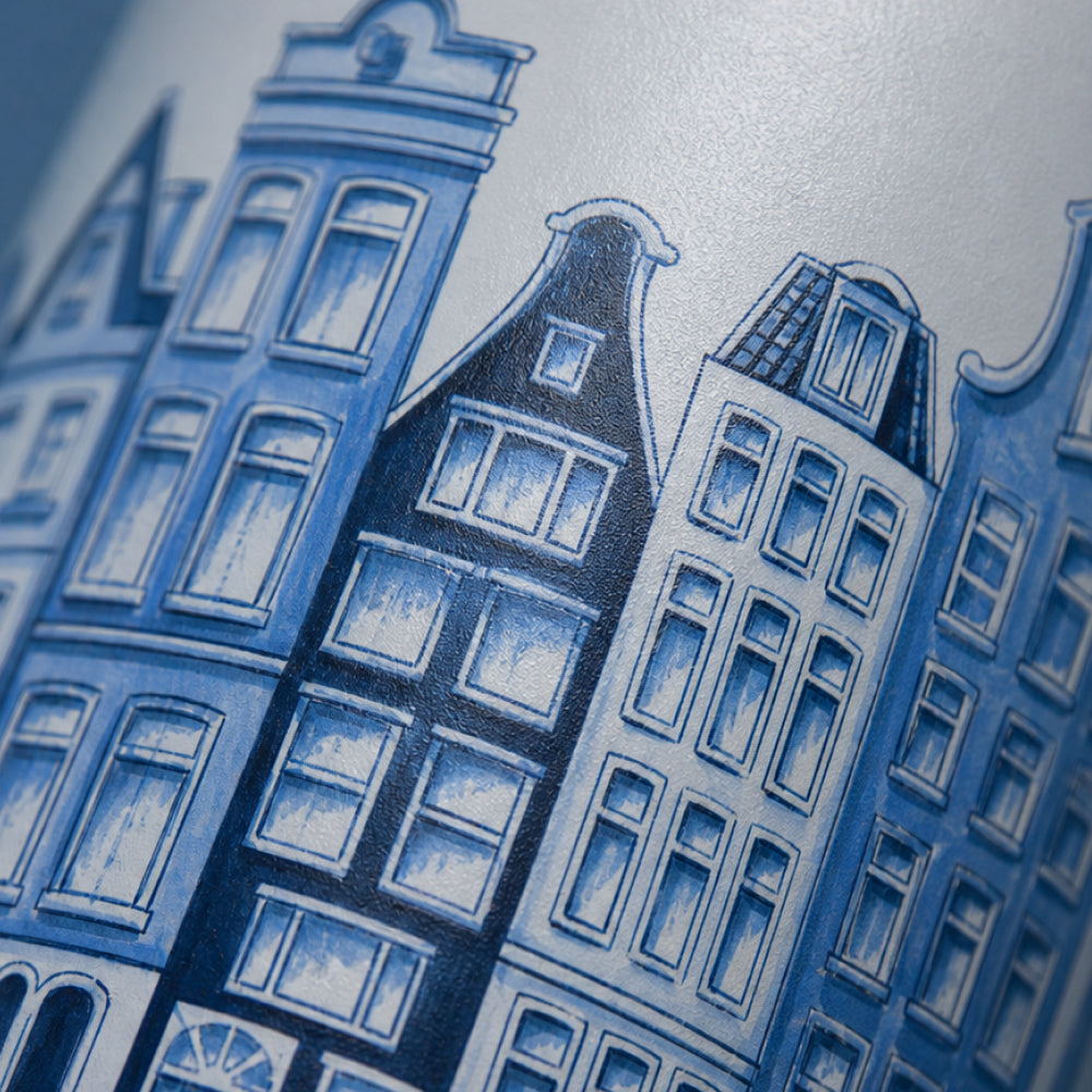 Close-up van het wit-blauwe grachtenpandenmotief op de IZY Thermosbeker