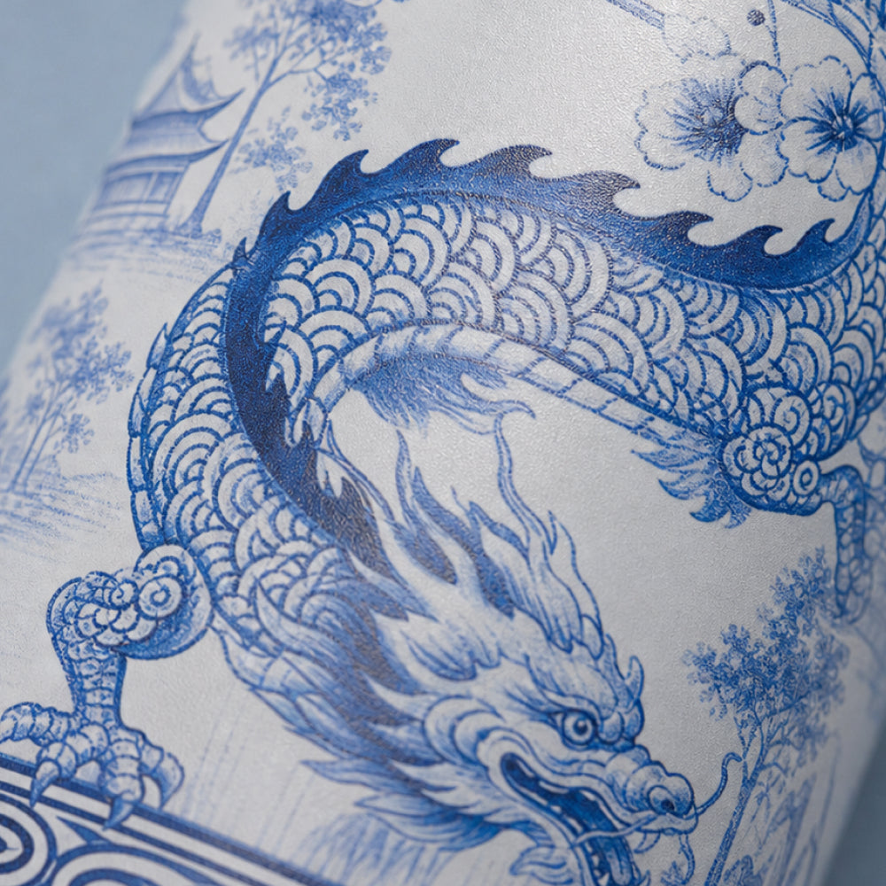 Close-up van het wit-blauwe drakenmotief op de IZY Thermosbeker