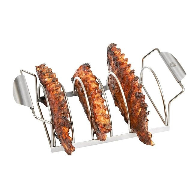 GEFU Spare Rib Rek gevuld met vier goudbruin gegrilde spareribs, close-up tegen een lichte achtergrond