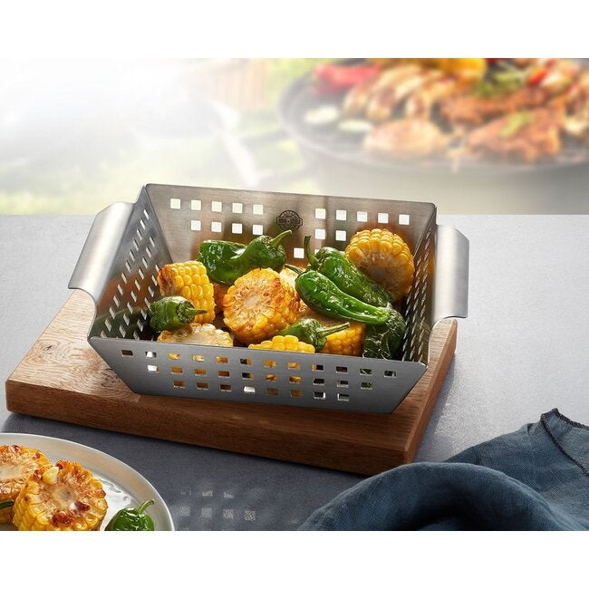 GEFU Grillplaat - Klein, gevuld met gegrilde paprika's en maiskolven op een houten snijplank, met een bord eten en een blauwe doek op de achtergrond