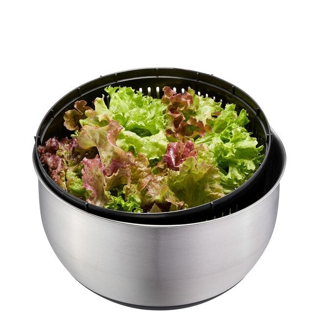 GEFU Saladespinner Pullit RVS van bovenaf, met de binnenzeef gevuld met verse rode en groene slablaadjes in de RVS kom