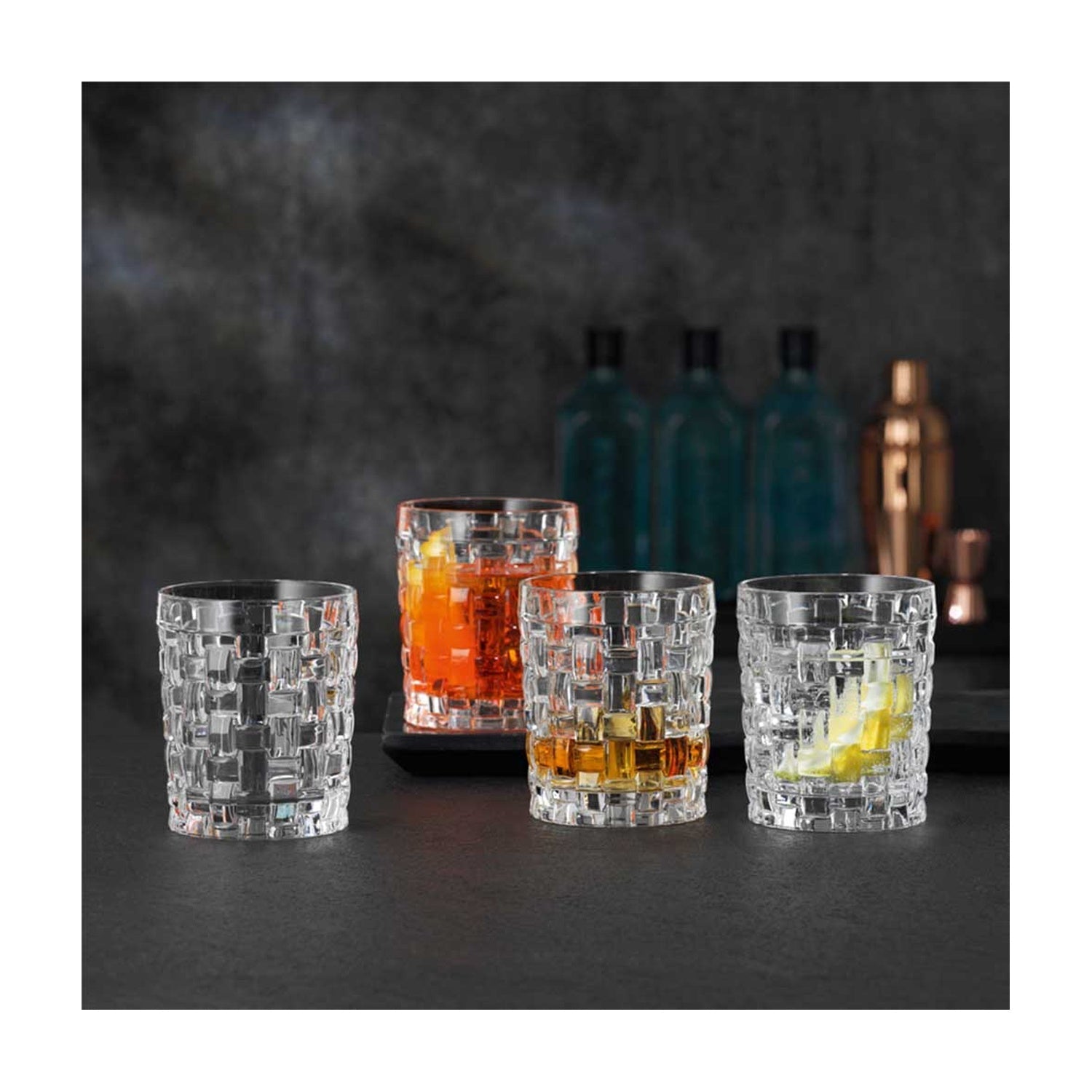 Nachtmann Bossa Nova whiskyglazen met whisky en ijsblokjes