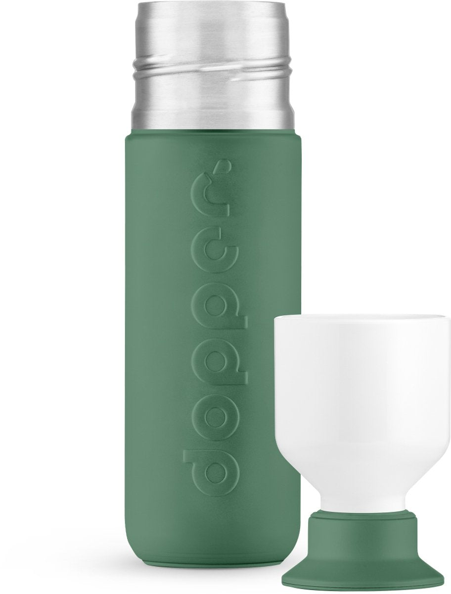 Dopper Insulated Pine Green in de 350 ml maat, met de losse witte drinkbeker ernaast