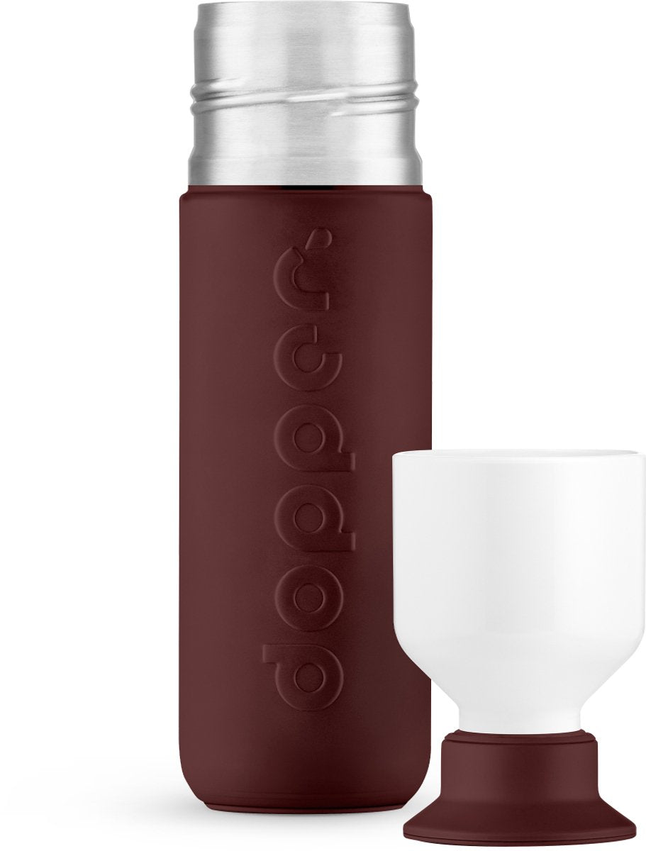 Dopper Insulated Cedar Brown in de 350 ml maat, met de losse witte drinkbeker ernaast